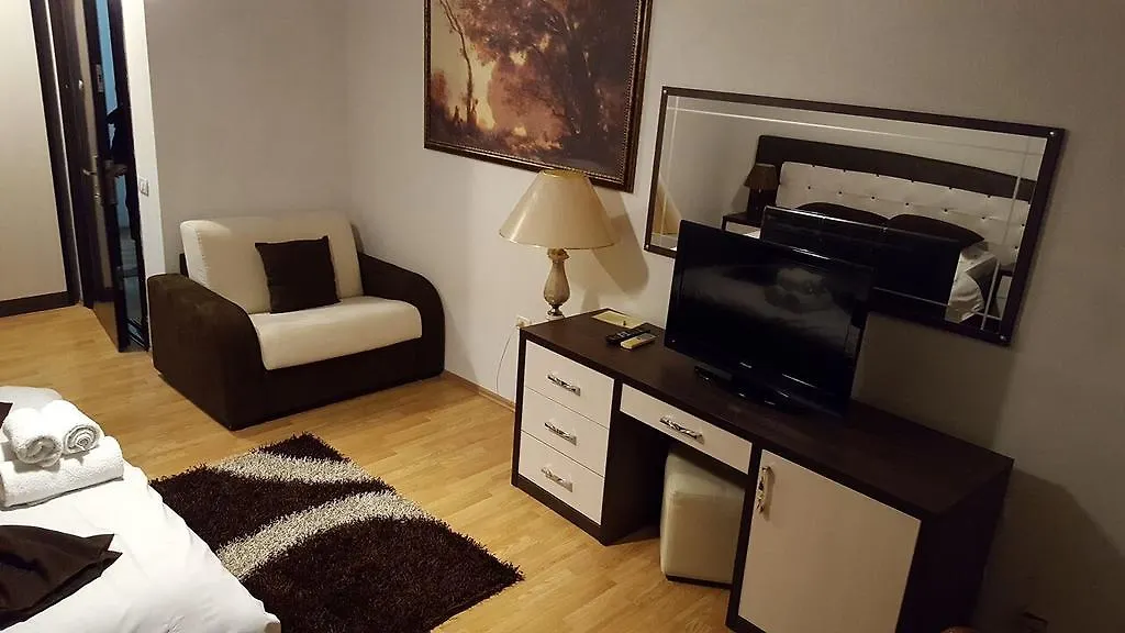 Hotel Livia Tirana 3*,